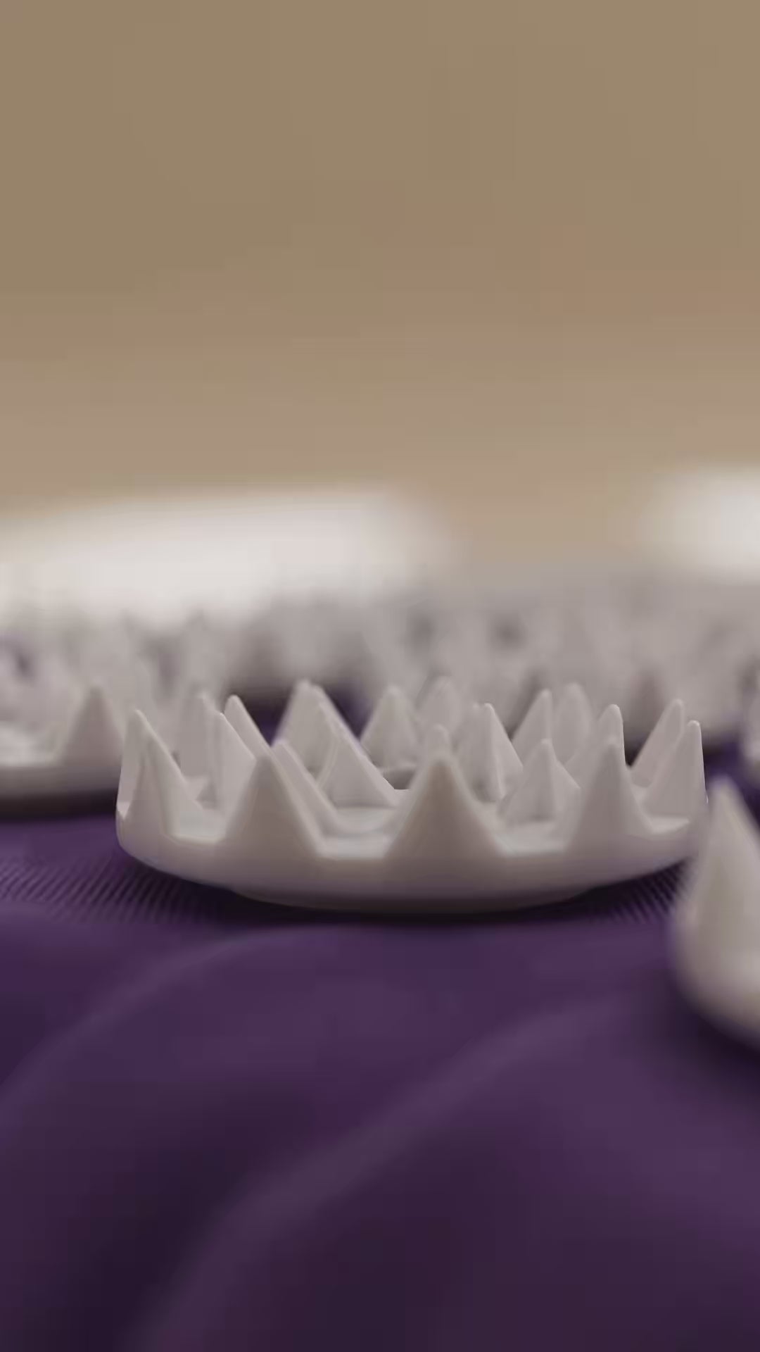 Amavea Serena Akupressur-Set in Violett – Matte und Kissen mit weißen Akupressur-Noppen, Nahaufnahme im warmen Licht